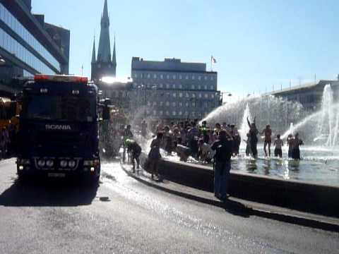 Video: På Konfirmasjonsdagen Møter Studenten Med Den Deporterte Faren Ved Grensen