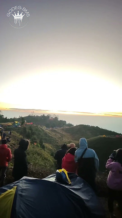 BANYAKNYA PARA PENDAKI MELIHAT SUNSET #shortsviral #naikgunung #lintasalam @godegbms