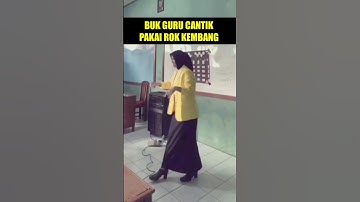 Beautiful Teacher Steals the Attention of Netizens on Social Media