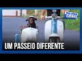 Piloto viraliza nas redes sociais ao passear com as cachorras de lambreta pelas ruas de Uberlândia