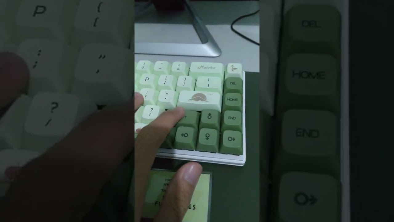 Royal Kludge G68 w/Akko Jelly Black switches