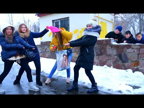 видео: К нам ПРИСТАЛИ Девочки!!!