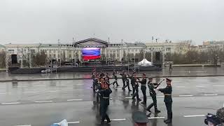 Военный уронил ружьё на параде Победы в Чите