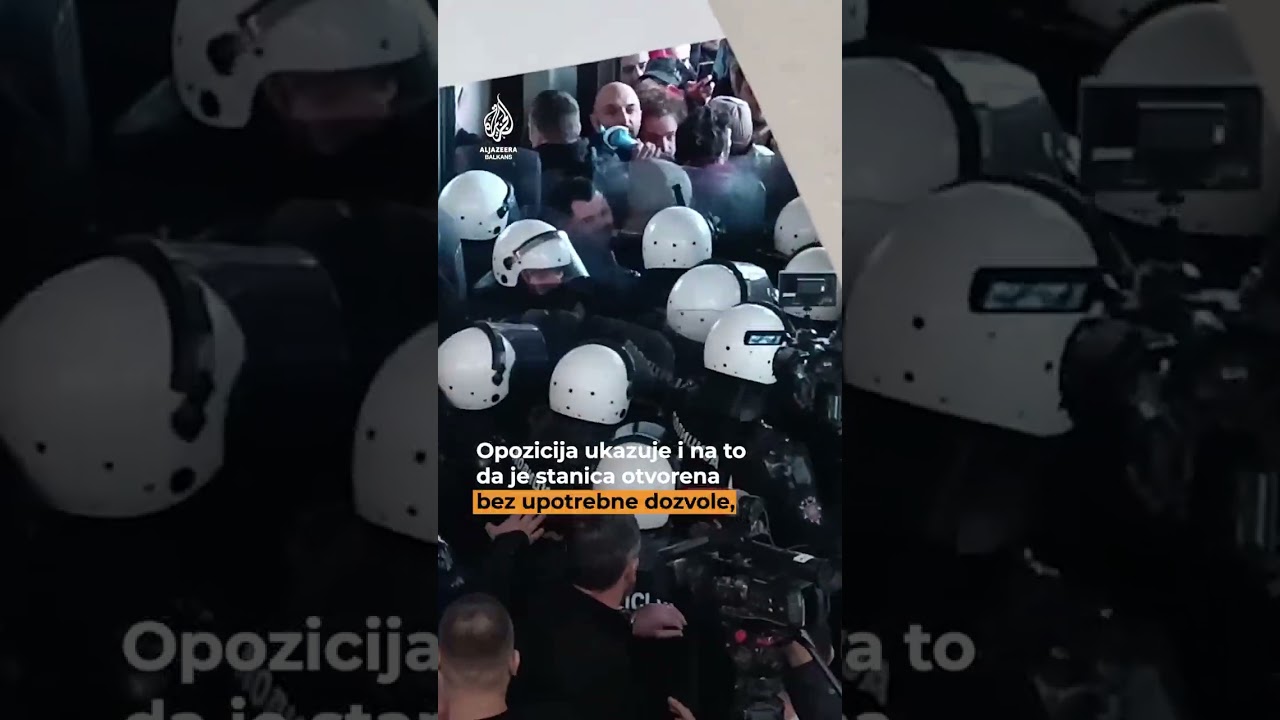 شاهد الفيديو الذي يوضح كيف اقتحمت مجموعة من المواطنين برلمان نوفي ساد