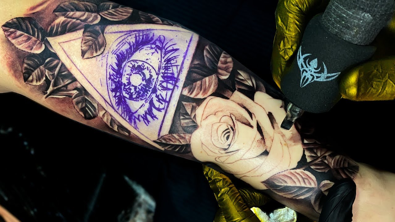 TATTOO DE OLHO COM TRIANGULO E ROSA REALISTA
