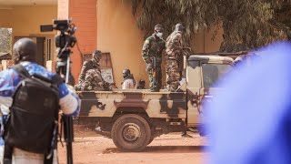 Les 46 soldats ivoiriens graciés par le Mali ont quitté Bamako pour Abidjan • FRANCE 24