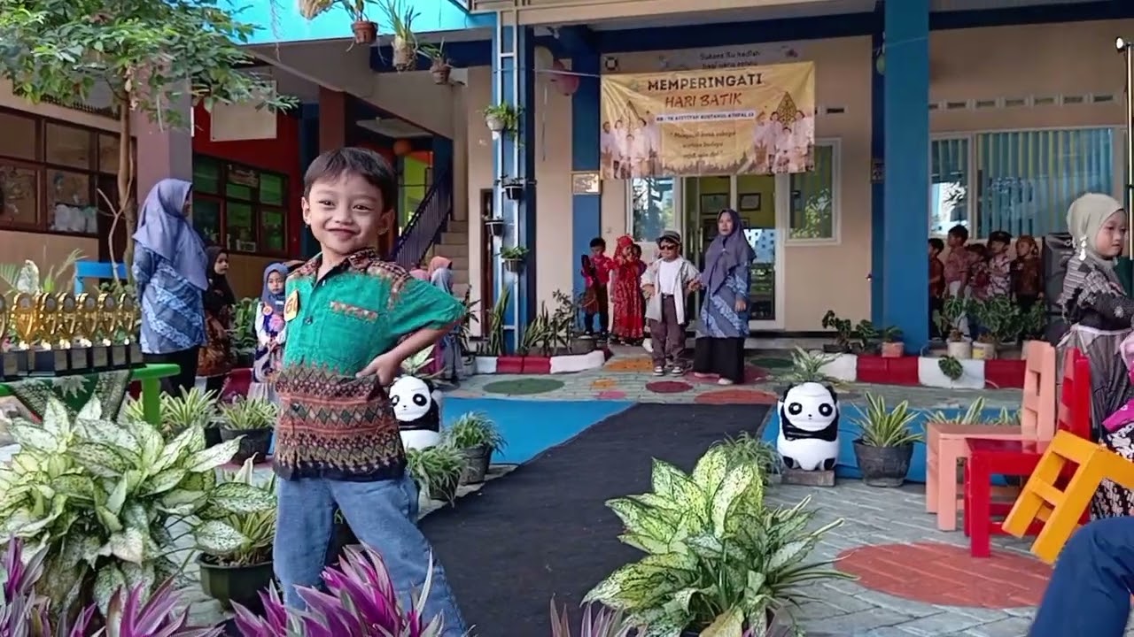 LOMBA FASHION SHOW | PERINGATAN HARI BATIK | KELOMPOK A2