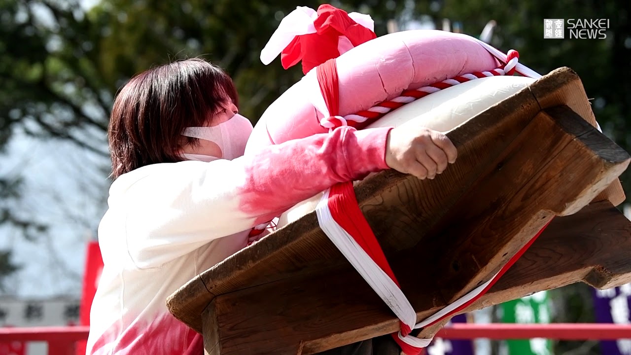 巨大鏡餅持ち上げ力比べ 京都・醍醐寺で「五大力さん」 - YouTube