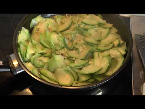 Gebratenes Zucchinigemüse. 