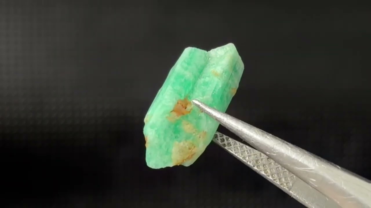 パキスタン・スワート産エメラルド原石 (柱状結晶) 3.5カラット
