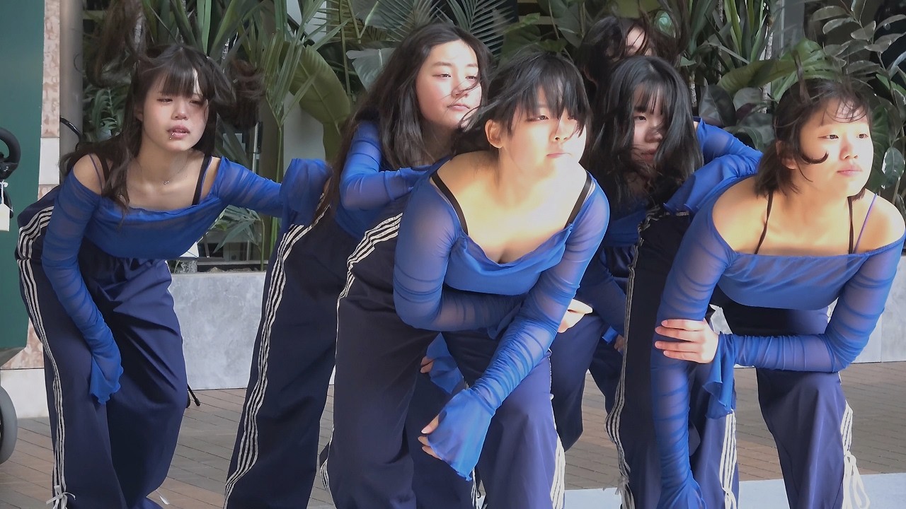 【ダンス】青いシースルー衣装のしなやかなダンス [4K]