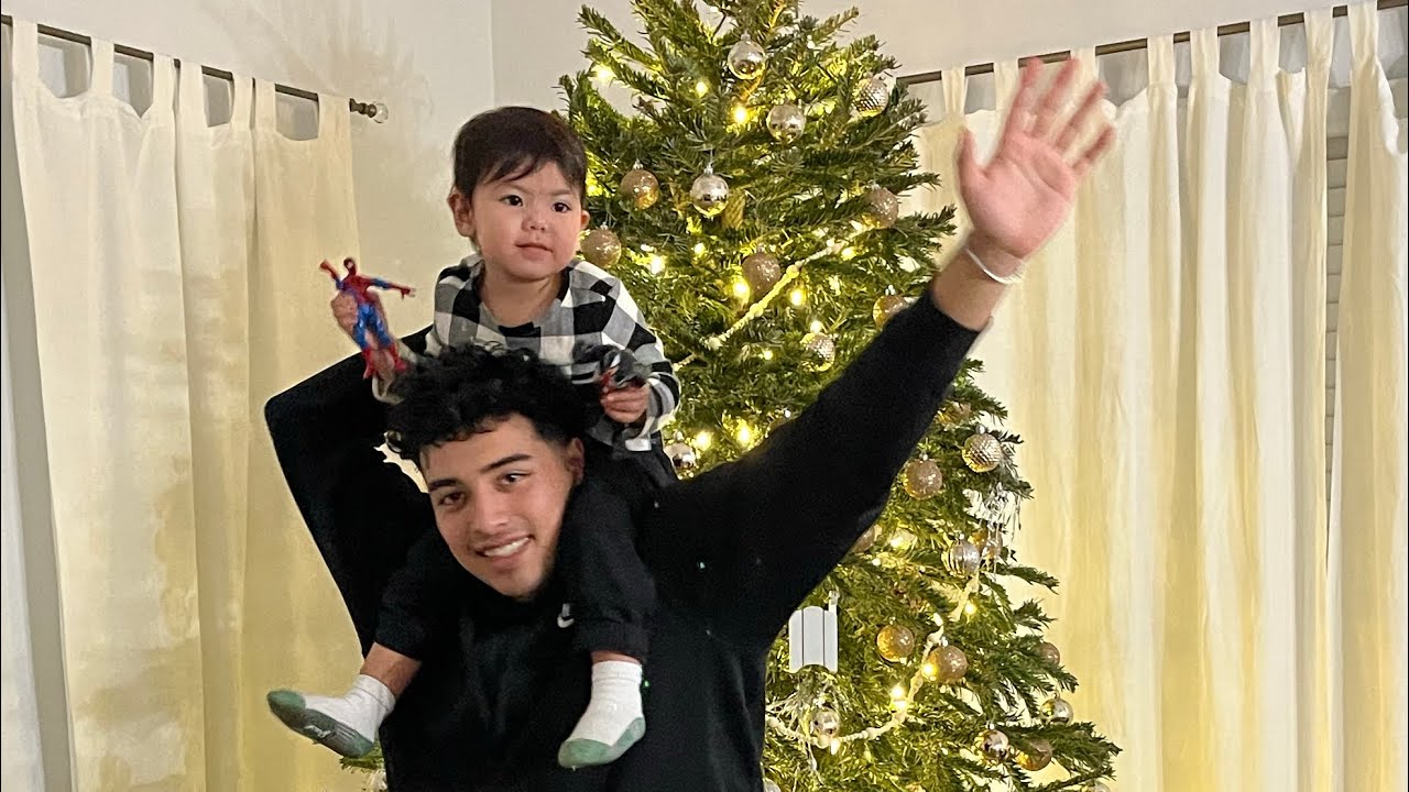 THE BEST FAMILY CHRISTMAS VIDEO! - YouTube