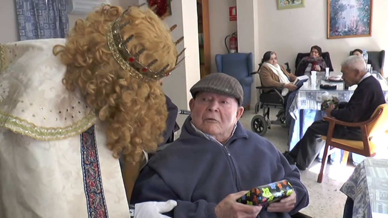 VISITA DE LOS REYES MAGOS A LA RESIDENCIA DE MAYORES SANTA MARIA MAGDALENA DE PUERTO SERRANO