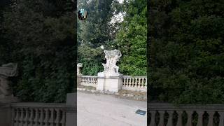 Скульптуры рабочих, которые строили королевский парк #италия #дворец #королевскийпарк