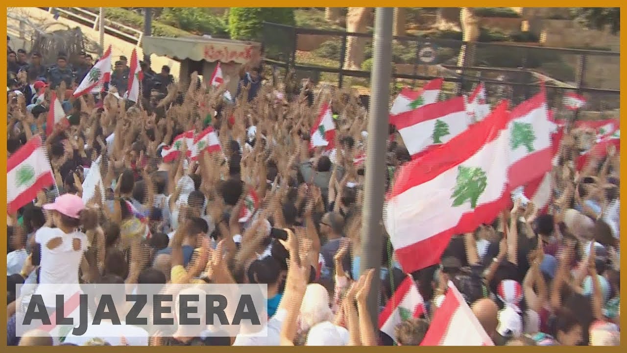 تكتسب الاحتجاجات في لبنان زخماً لليوم الثالث على التوالي