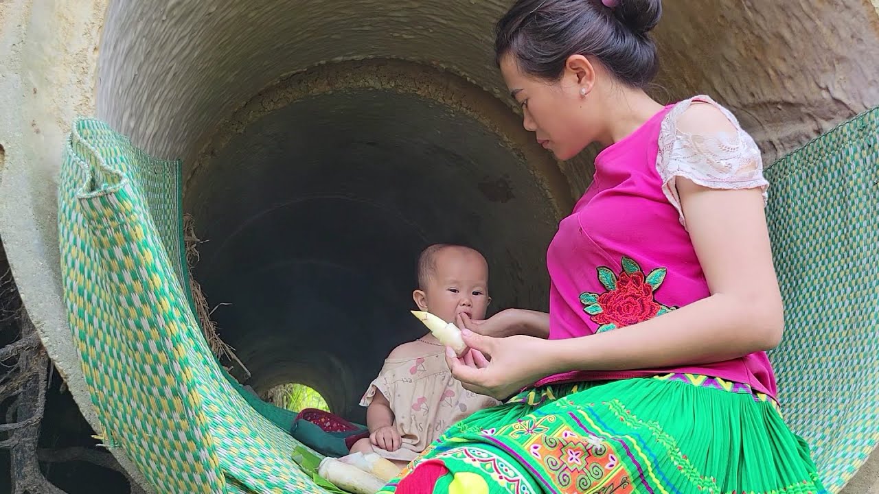 A single mother went into the deep forest to dig bamboo shoots to raise ...