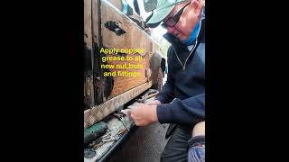 LAND ROVER DEFENDER  SECOND ROW DOOR HINGE REPLACEMENT