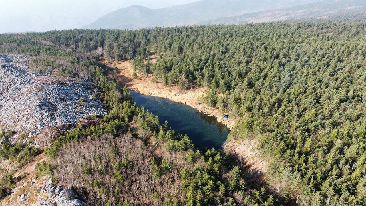 Ночуем возле озера на вершине горы Ольховая, 1669 метров. 