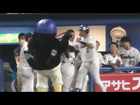 つば九郎、今季初ホームランを放った元山を祝福する 2022/7/18