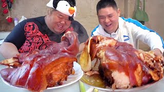 Houge stewed and fumigated a pig head again, he and Dapang gorged it directly