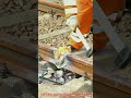 レール修復：損傷したレールの充填・締固め・研磨