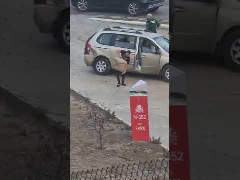 Choca contra la Guadia Civil con un fardo de droga en su vehículo