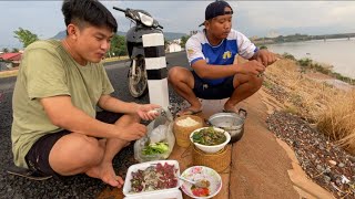 นั่งกินต้มอึ่งที่ริมโขงกับบรรยากาศหลังฝนตกมันอร่อยอย่างนี้นี่เอง ￼