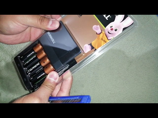 Unboxing Cargador con 4 Pilas recargables AA 2500 mah Duracell 