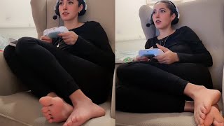 Feet soles on the sofà