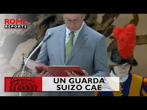 Un miembro de la Guardia Suiza se cae durante la Audiencia General del Papa