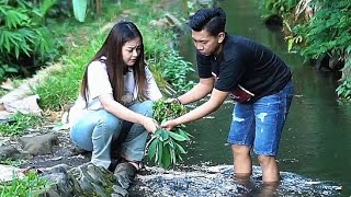 Download Lagu KESEDERHANAAN ISTRI BOS MUDA TINGGAL DI DESA !! MP3 Download Lagu KESEDERHANAAN ISTRI BOS MUDA TINGGAL DI DESA !! MP3