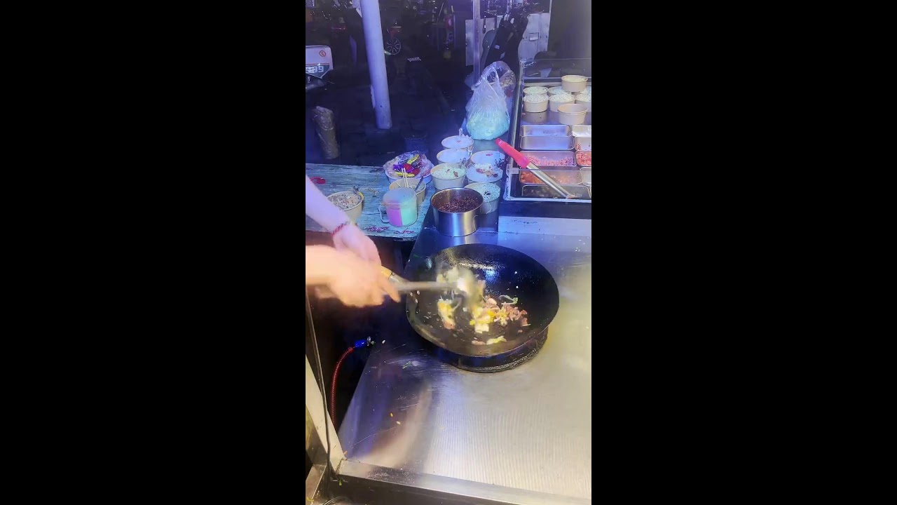 Enjoying delicious food - 纵览美食直播