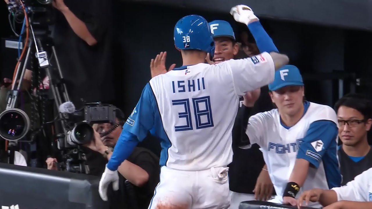 7回裏】打線爆発!! ファイターズ・石井一成 ライトブルペンに飛び込む 