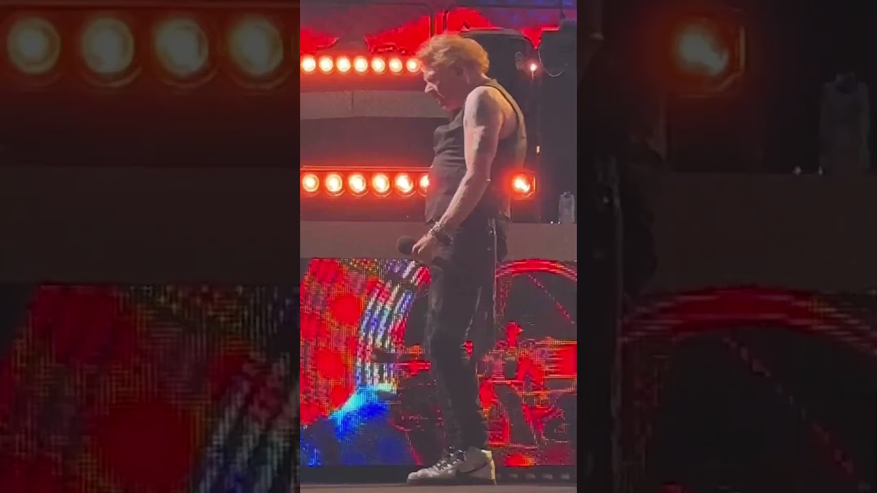 While Slash Shreds, Axl Rose Has a Whole Side Show Going On!