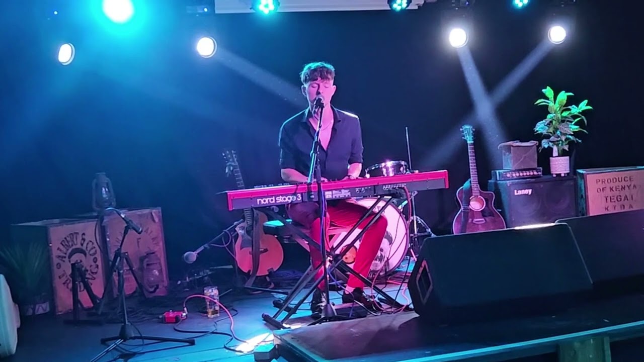 Daniall Lee - Like Everyone Else (Live Clip)