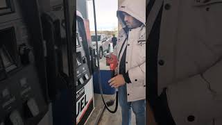 Como é abastecer o carro no Canadá 🇨🇦. preço da Gasolina e.quanto custa para encher o tanque.