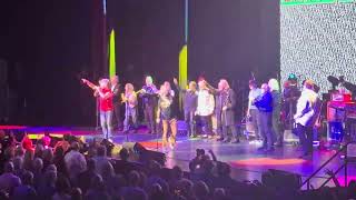 Encore of the Happy Together Tour 2026 that has everyone playing! 