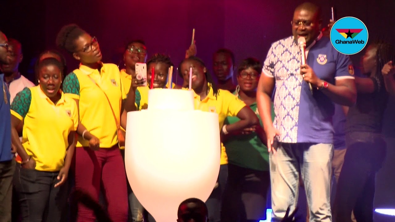 Abugiss presents cake to PRESEC