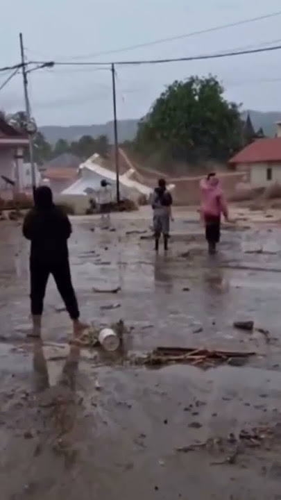 Penampakan masjid yang tetap kokoh diterjang banjir bandang disumbar ll Bencana banjir bandang
