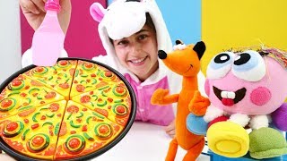 Unicorn çocuk videosu. Ayşe oyuncak pizza yapma takımını açıyor.  Kafe oyunu Resimi