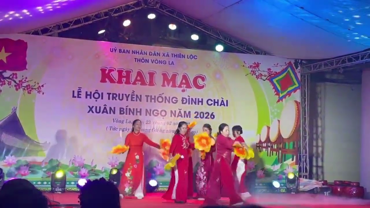 Tiết mục múa quạt tại lễ hội truyền thống Đình Chài xuân Bính Ngọ năm 2026