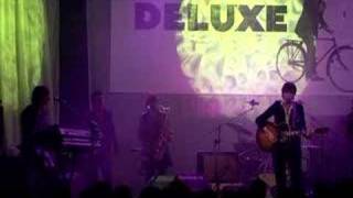 Video thumbnail of "Deluxe - El amor valiente"