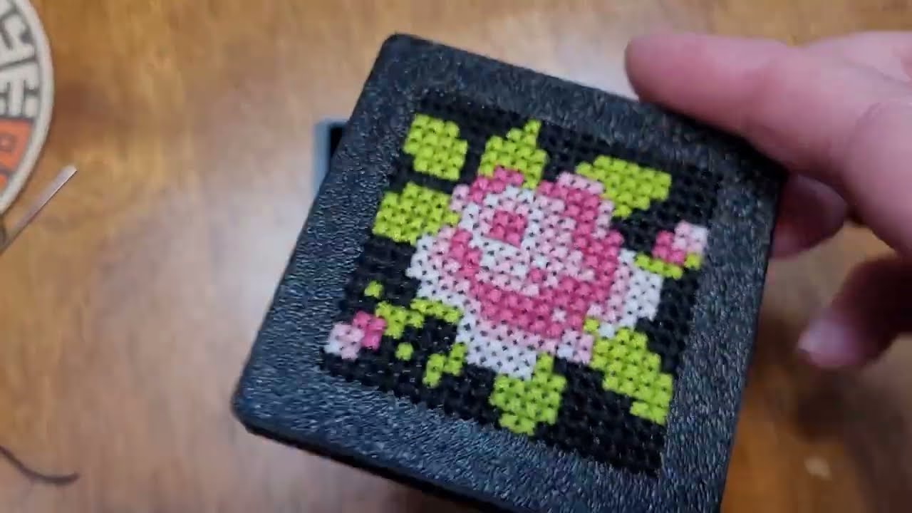 Коробка, напечатанная на 3D-принтере, с крышкой, вышитой крестиком