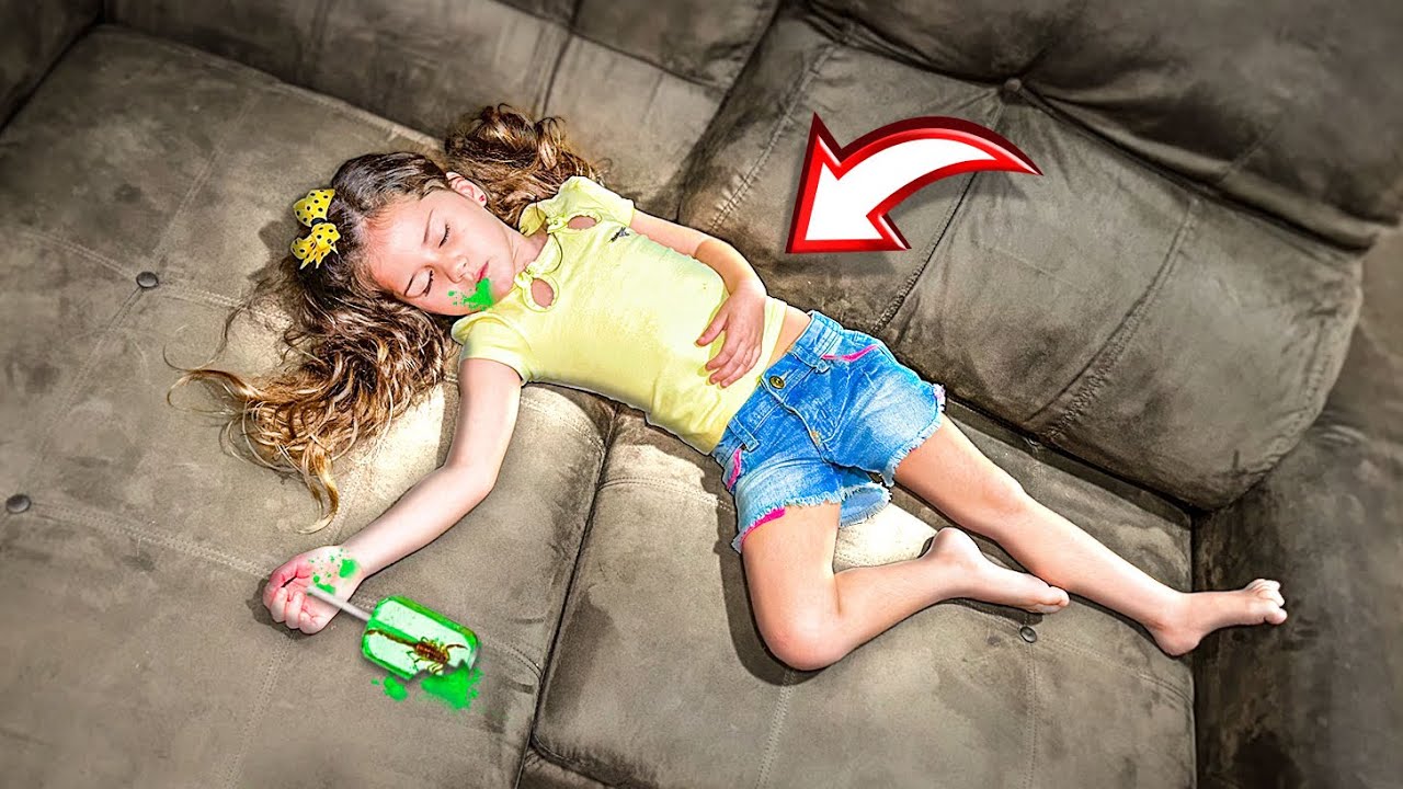 MINHA IRMÃZINHA COMEU O DOCE DO PALHAÇO E DORMIU ! 