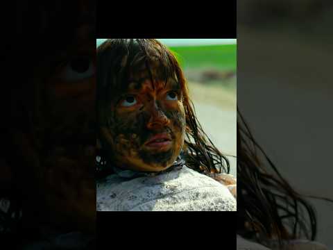 Хотела спасти девочку а она оказалась настоящим демоном #кино #сериал #shorts