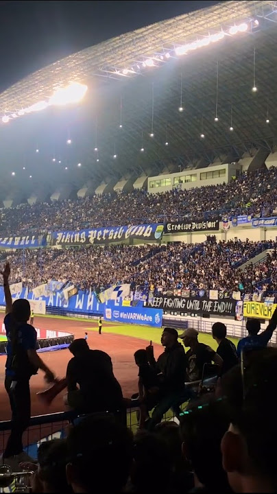 Bomber Viking saling berbalas chants