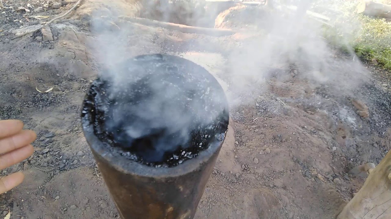 เผา​ถ่าน​เตา​ผี​5 #ดูควัน​ ขาวฟ้า​ สังเกต​ที่ท่อควัน​ออก​ เห็นความร้อนไหม้ยางไม้​ เตรียมปิดเตาถ่าน​