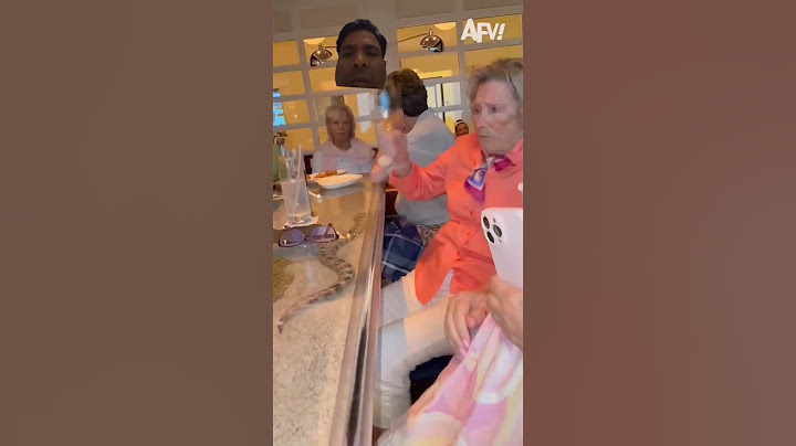 I would slither right on out of there 😅 #afv​ #scare​ #funnyvideos​ #ytshorts #viralvideo #comedy co
