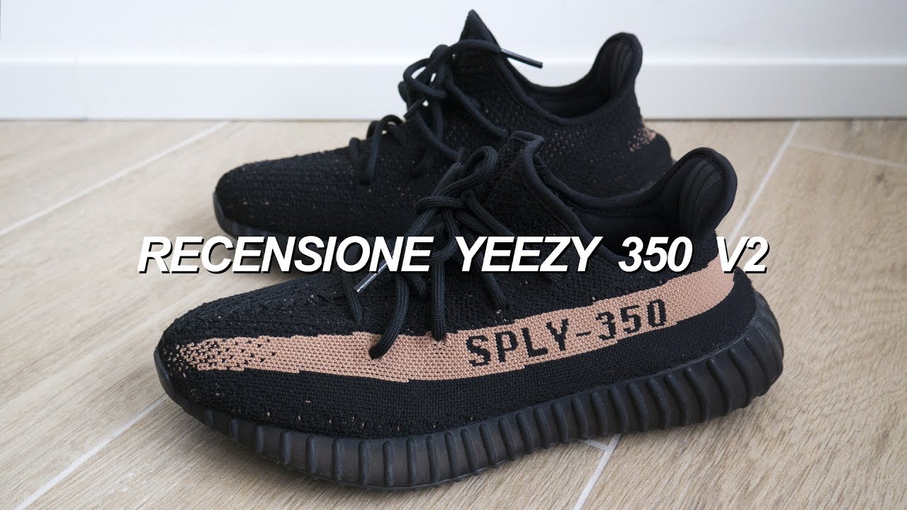 yeezy nere scritta rossa