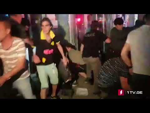 ვარკეთილის ბაზრობის ტერიტორიაზე სავაჭრო ობიექტების მეპატრონეები ნივთების გადარჩენას ცდილობენ